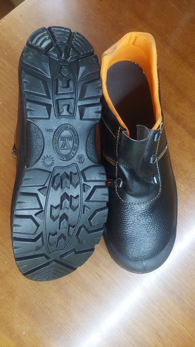 Продам ботинки рабочие.Размер 45.