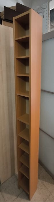Móvel fino com prateleiras do Ikea