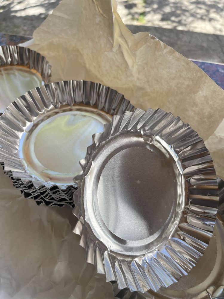 одноразовий посуд. тарілки одноразові металеві