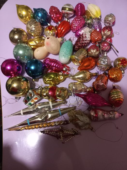 Набір іграшок на ялинку.