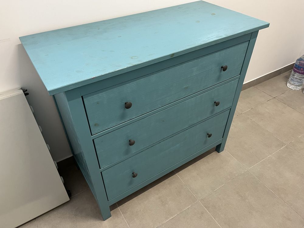 Cómoda azul com três gavetas