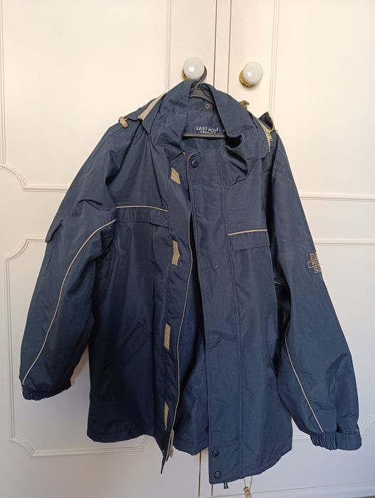 Casaco impermeável com capuz amovível