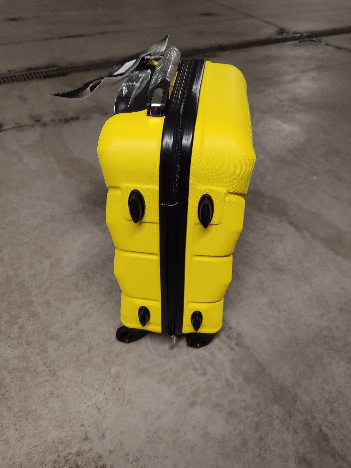 Nowa żółta walizka podróżna