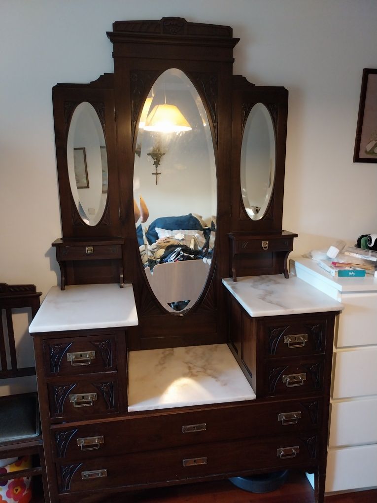 Mobília de quarto antiga restaurada