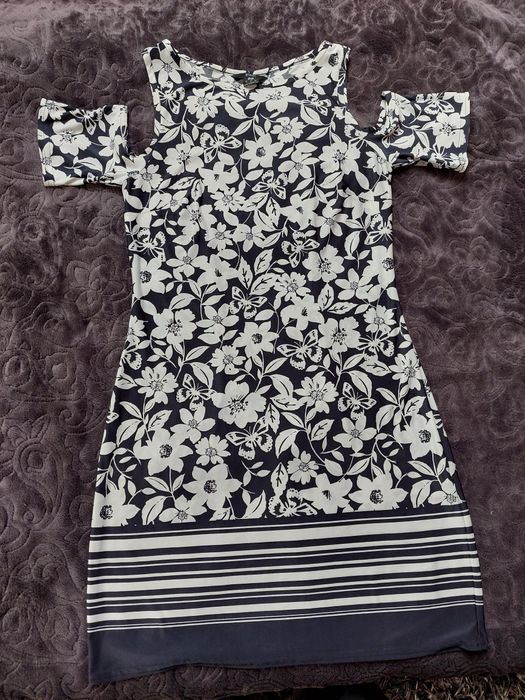 Sukienka mini z ozdobnymi rękawami