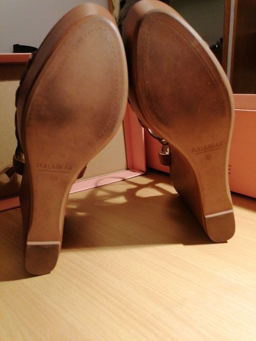 Sandálias camel tamanho 37