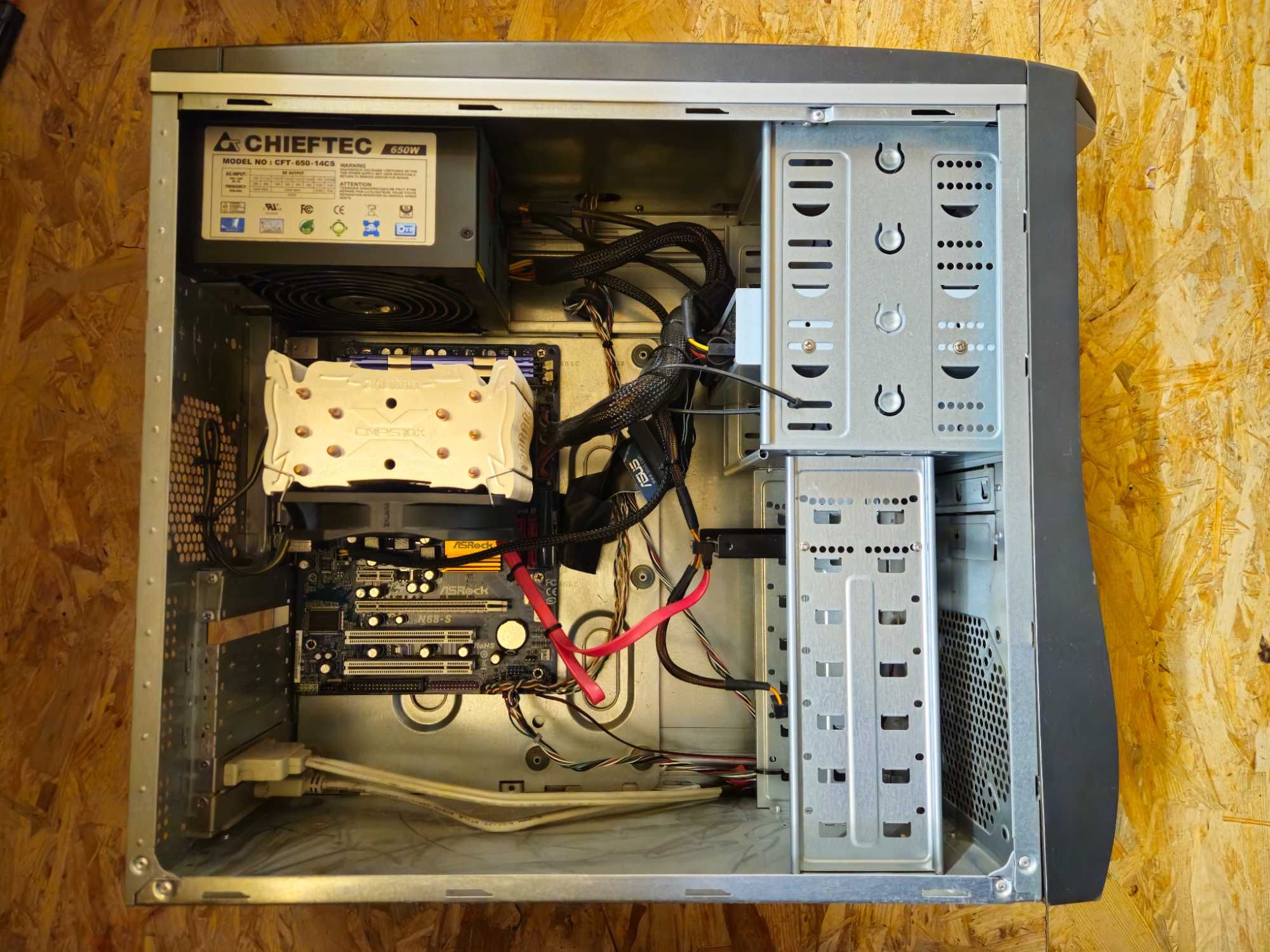 Komputer stacjonarny AMD Phenom X4 955 SSD 120 GB 4GB RAM Monitor LG