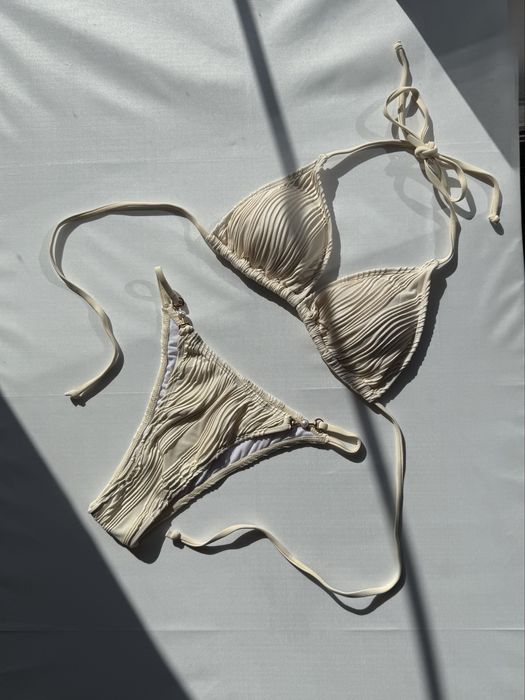 Ніжний молочний купальник