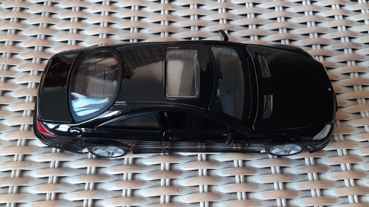 Модель 1/24 Maisto Mercedes CL63 AMG