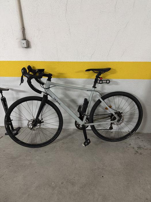 Bicicleta de estrada Triban RC120 com suporte para prancha