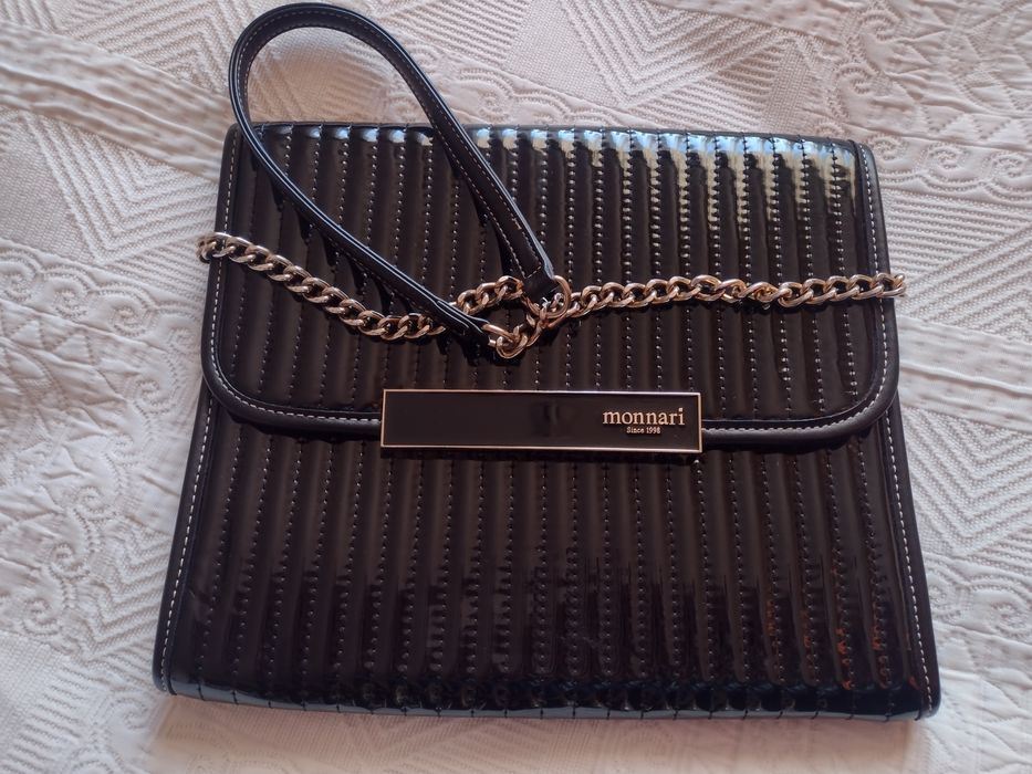 Czarna lakierowana torebka Mohito