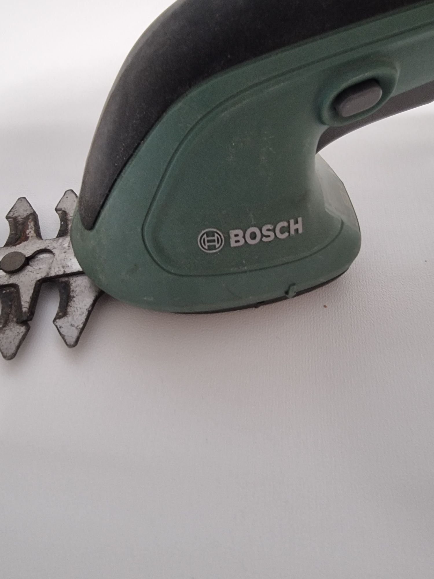 Nożyce akumulatorowe elektryczne Bosch EasyShear do trawy i krzewów