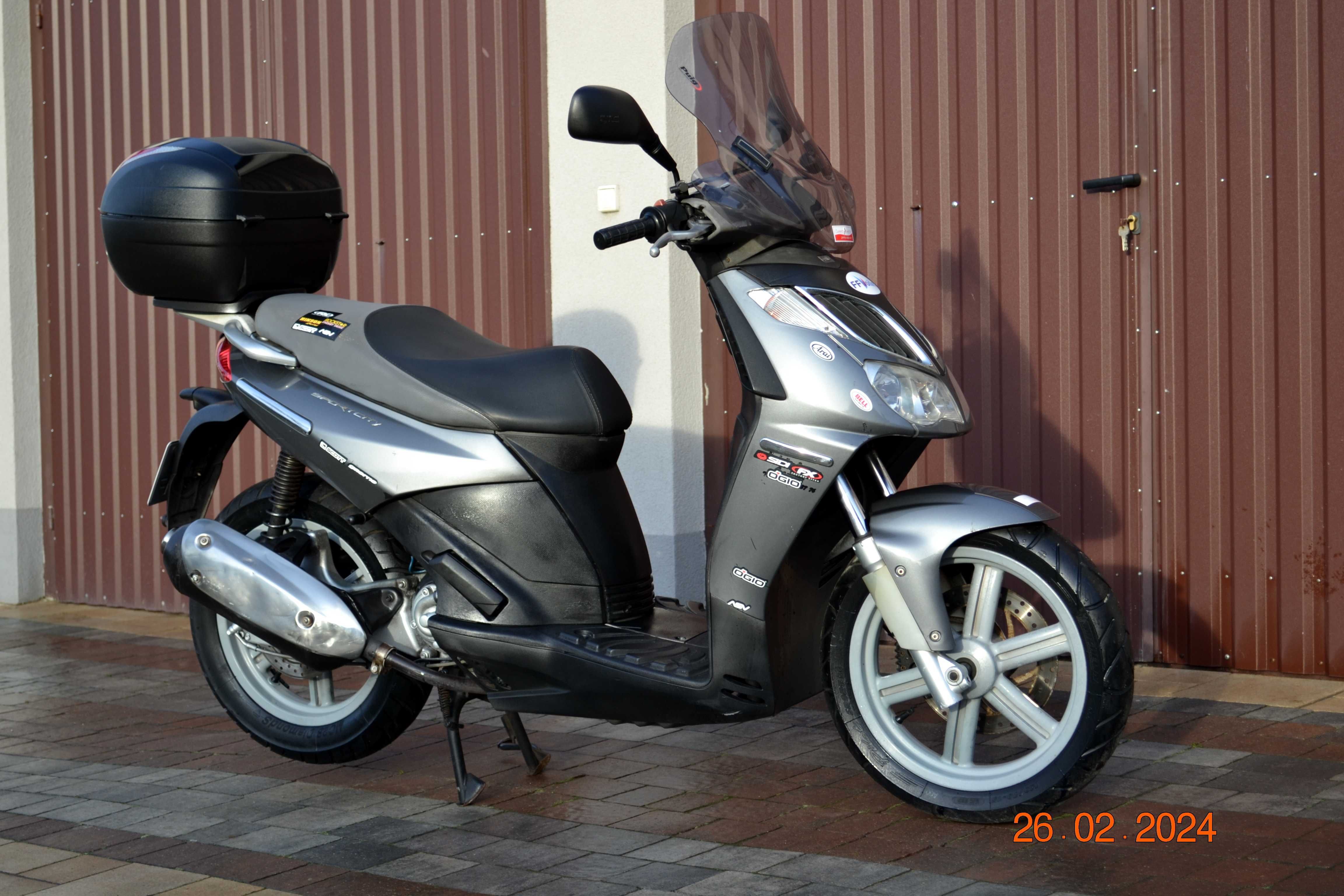 Skuter Aprilia Sportcity/Piaggio 125  Kufer Givi