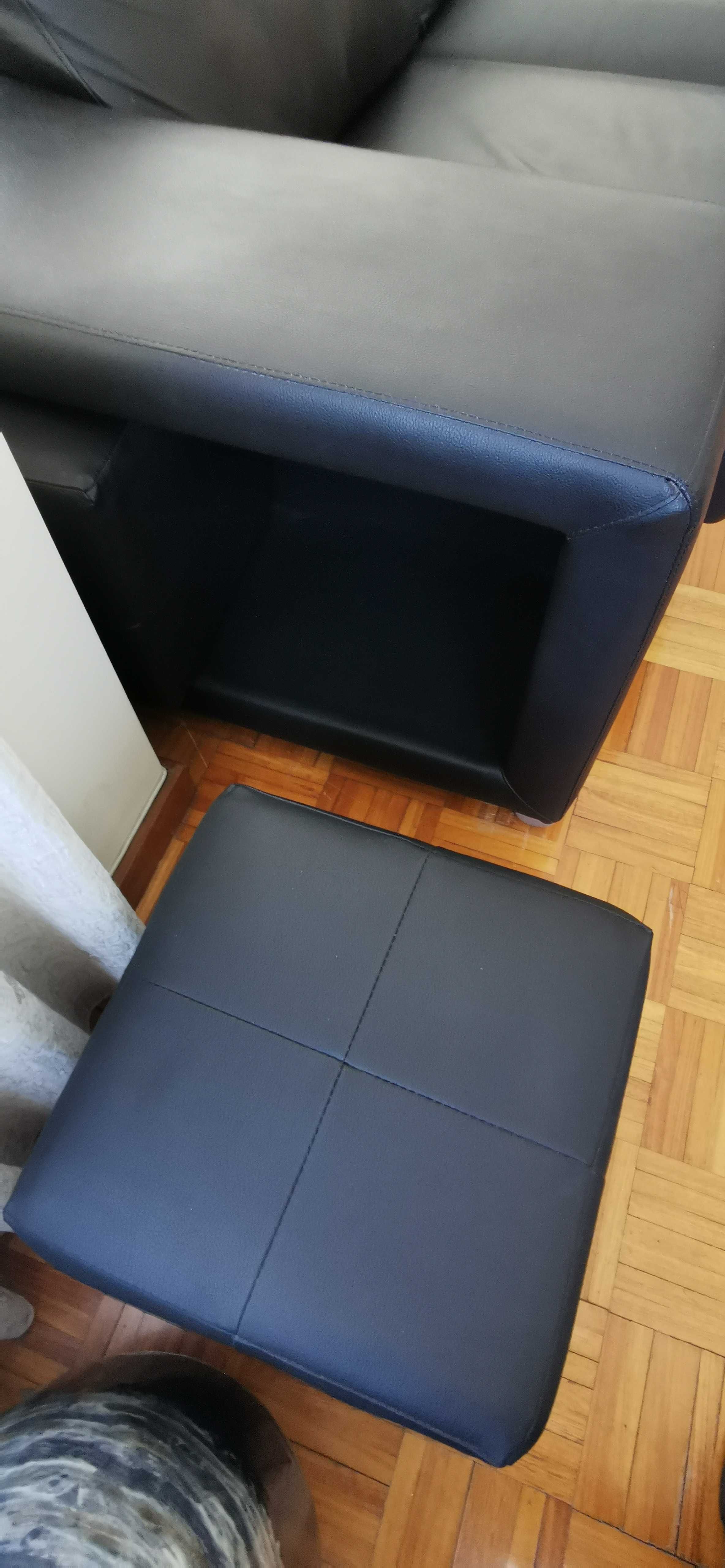 Sofá chaise longue, preto em pele, de três lugares