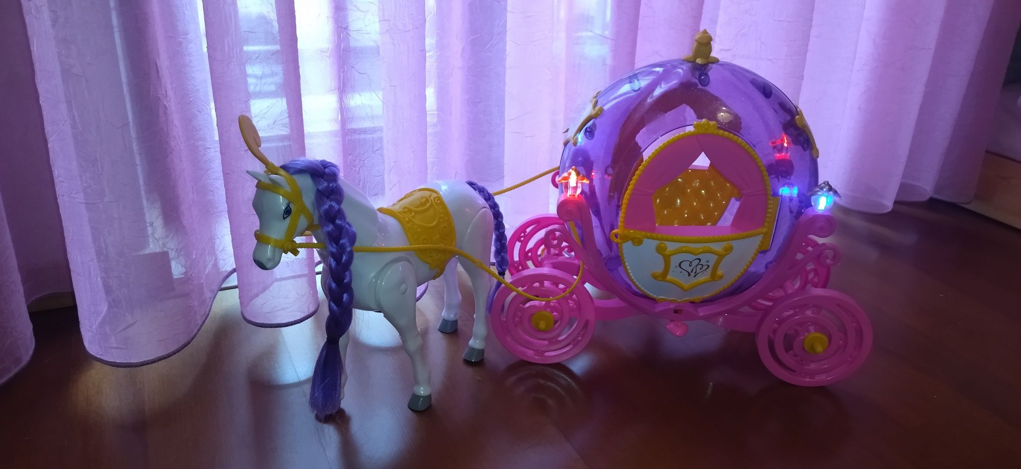Princesa Cinderela com coche e cavalo