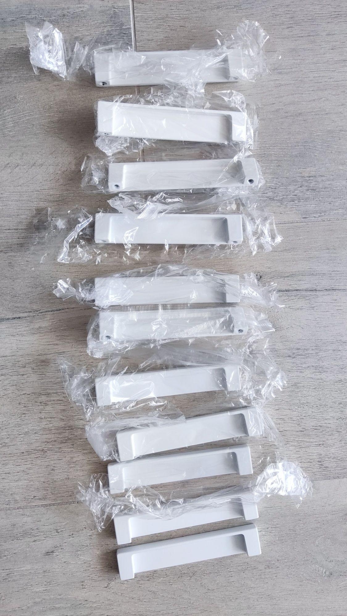 Metalowe białe uchwyty do mebli 11szt.