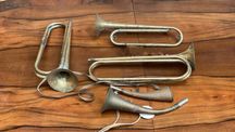 Trompas de caça antigas, cornetas, instrumentos musicais