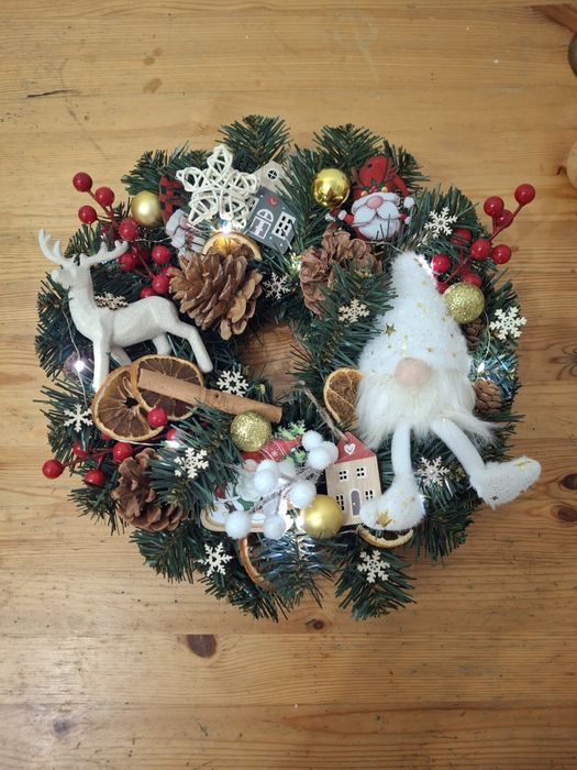 Wianek na drzwi swiateczny