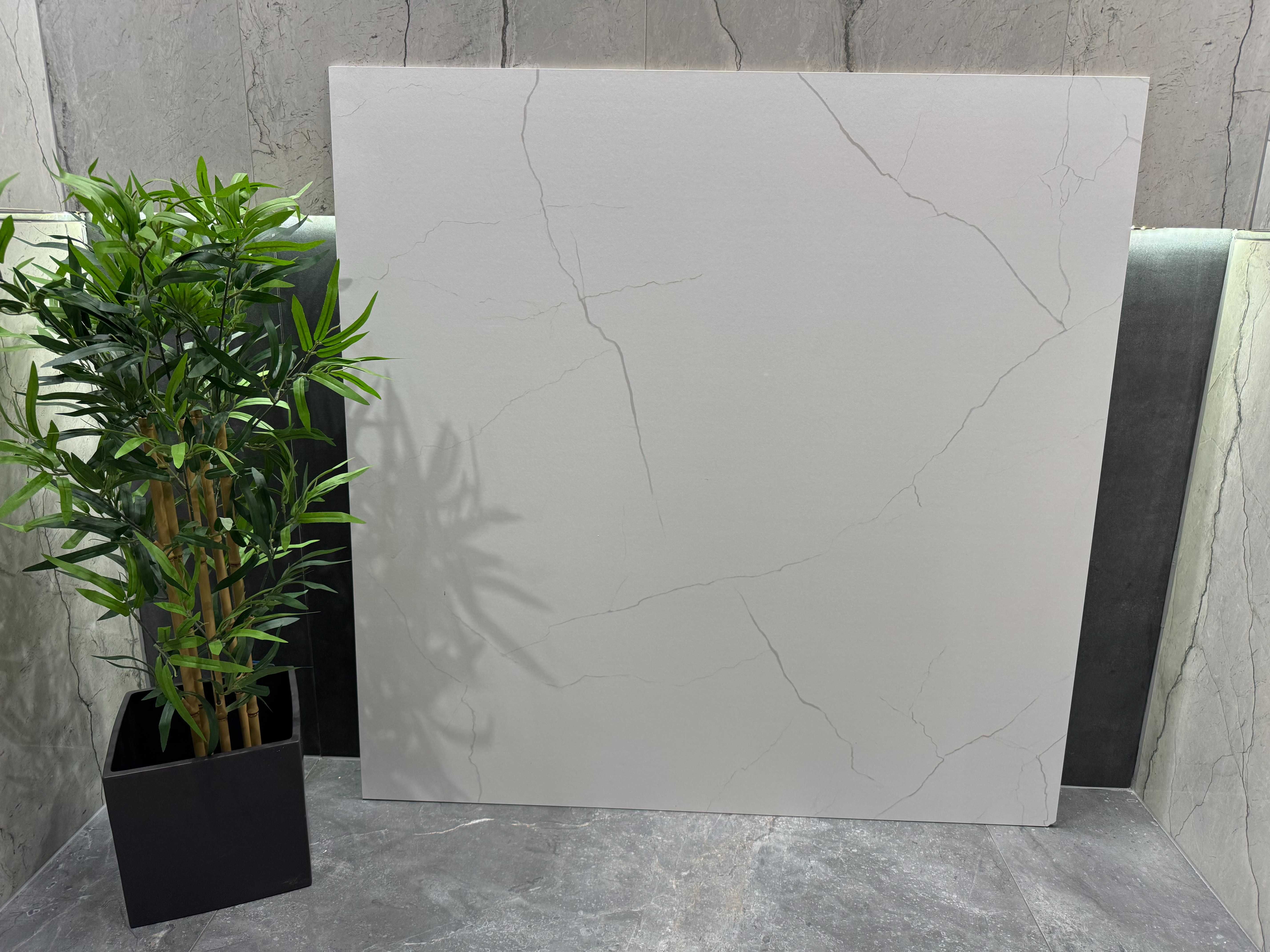 Płytka gresowa 120x120 z efektem CARVING | Satyna | Biały marmur