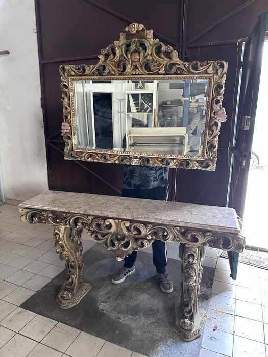 Credencia com espelho antigo