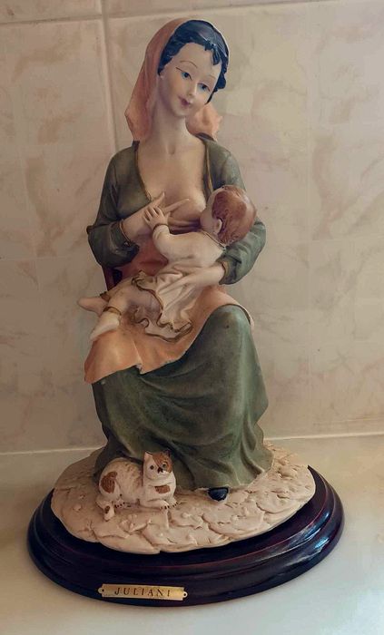 Peça decorativa "Mãe com o menino ao colo"