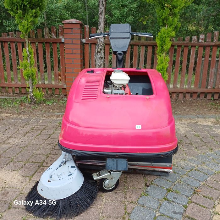Zamiatarka spalinowa z napędem