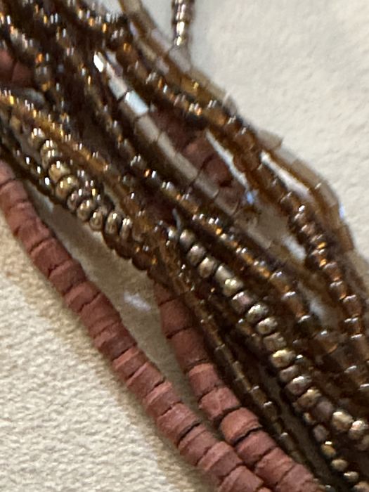 Conjunto de dois colares em tons castanho