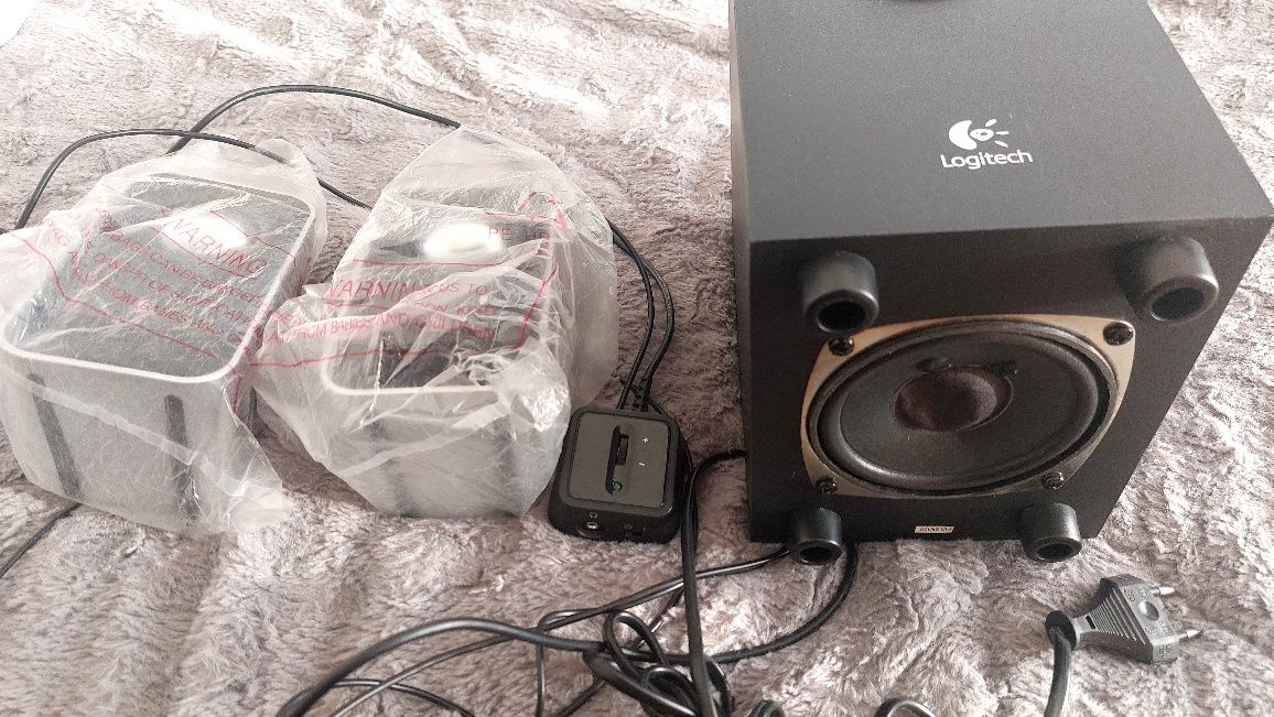 Colunas Logitech LS21 (Saída audio)
