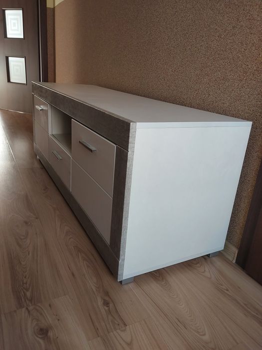 Białą szafka RTVKA