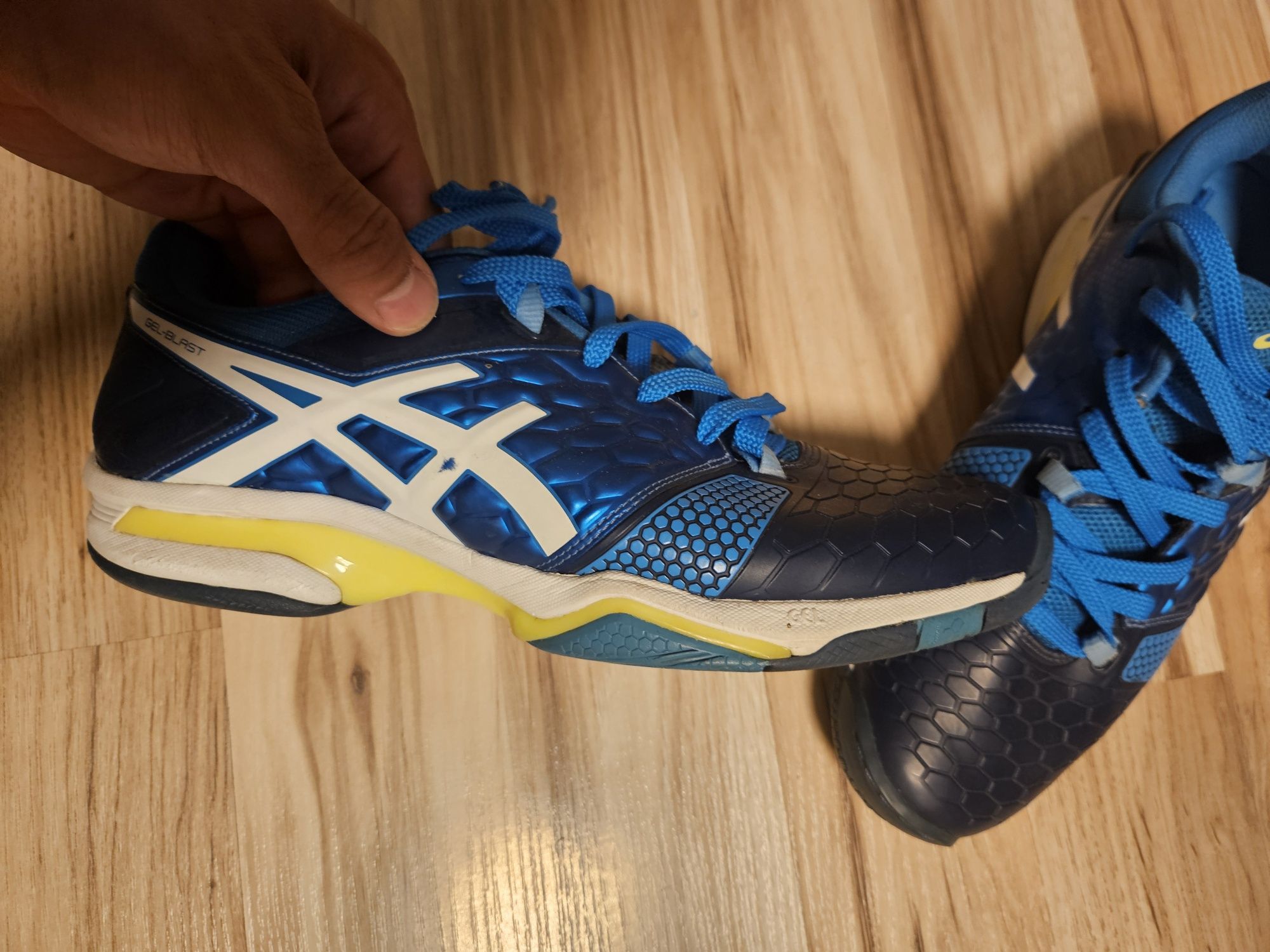 Buty Asics do tenisa stołowego w bdb stanie