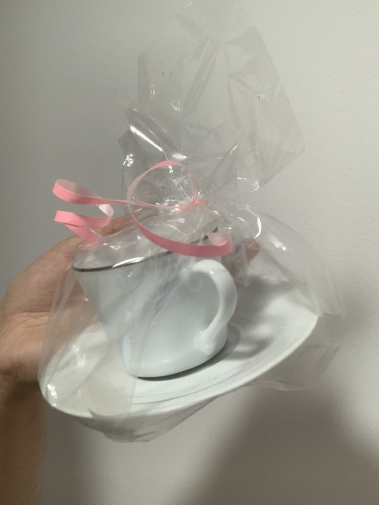 Mała biała filizanka z podstawka ceramika porcelana espresso dom