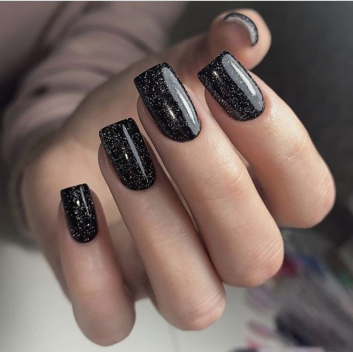 Манікюр, педикюр, нарощування нігтів.