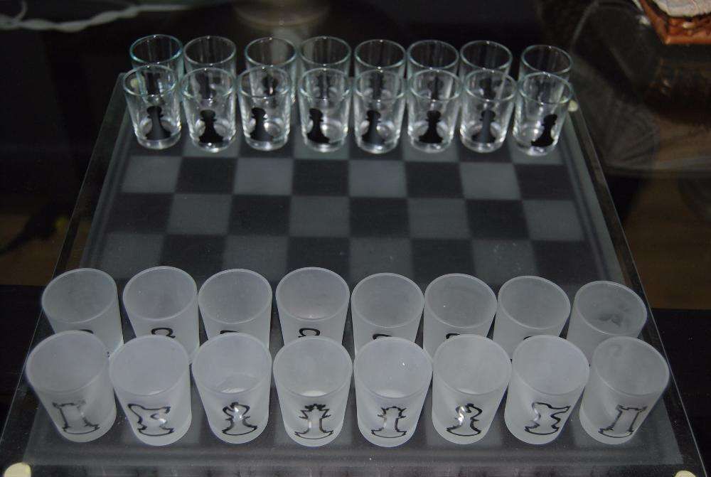 Tabuleiro de xadrez com copos