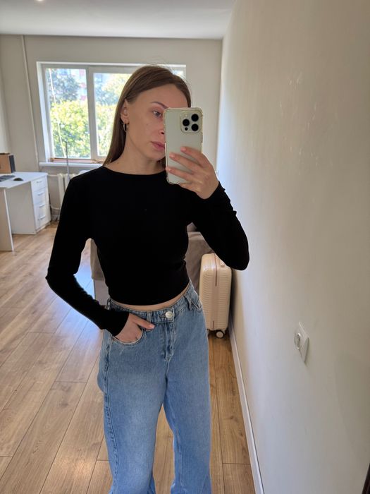 Стильний чорний топ із відкритою спиною