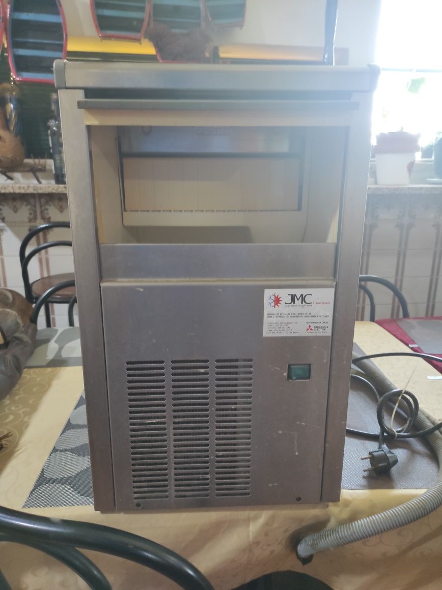 Máquina de fazer gelo AZKOYEN