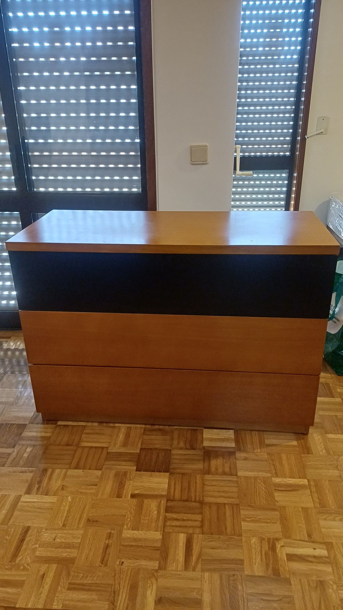 Vendo Cómoda e 2 mesas de cabeceira
