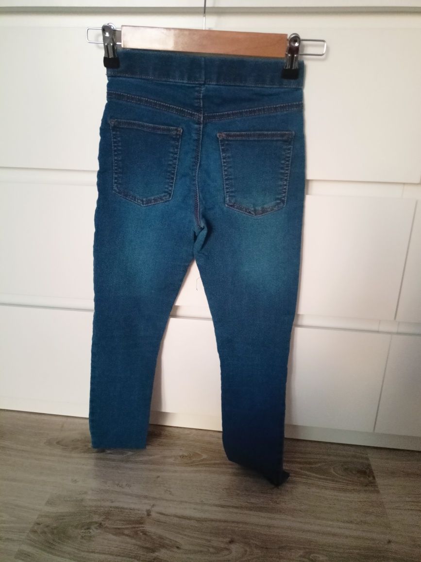 Spodnie jeansowe z dziurami dla dziewczynki r.134