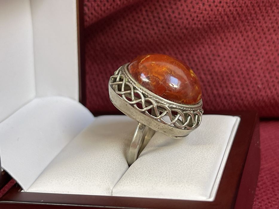 Stary Duży Metalowy Pierścionek z Bursztynem z Prl