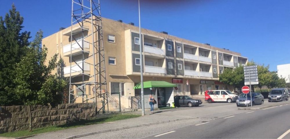 Apartamento T2 com 2 frentes+ 2 lugares de garagem e jardim privativo