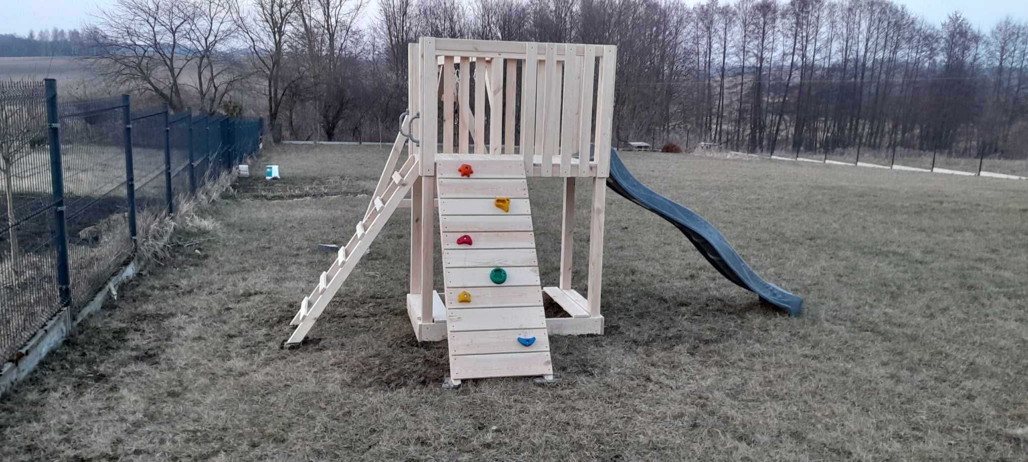 Drewniany plac zabaw, domek dla dzieci, zjeżdżalnia, huśtawki