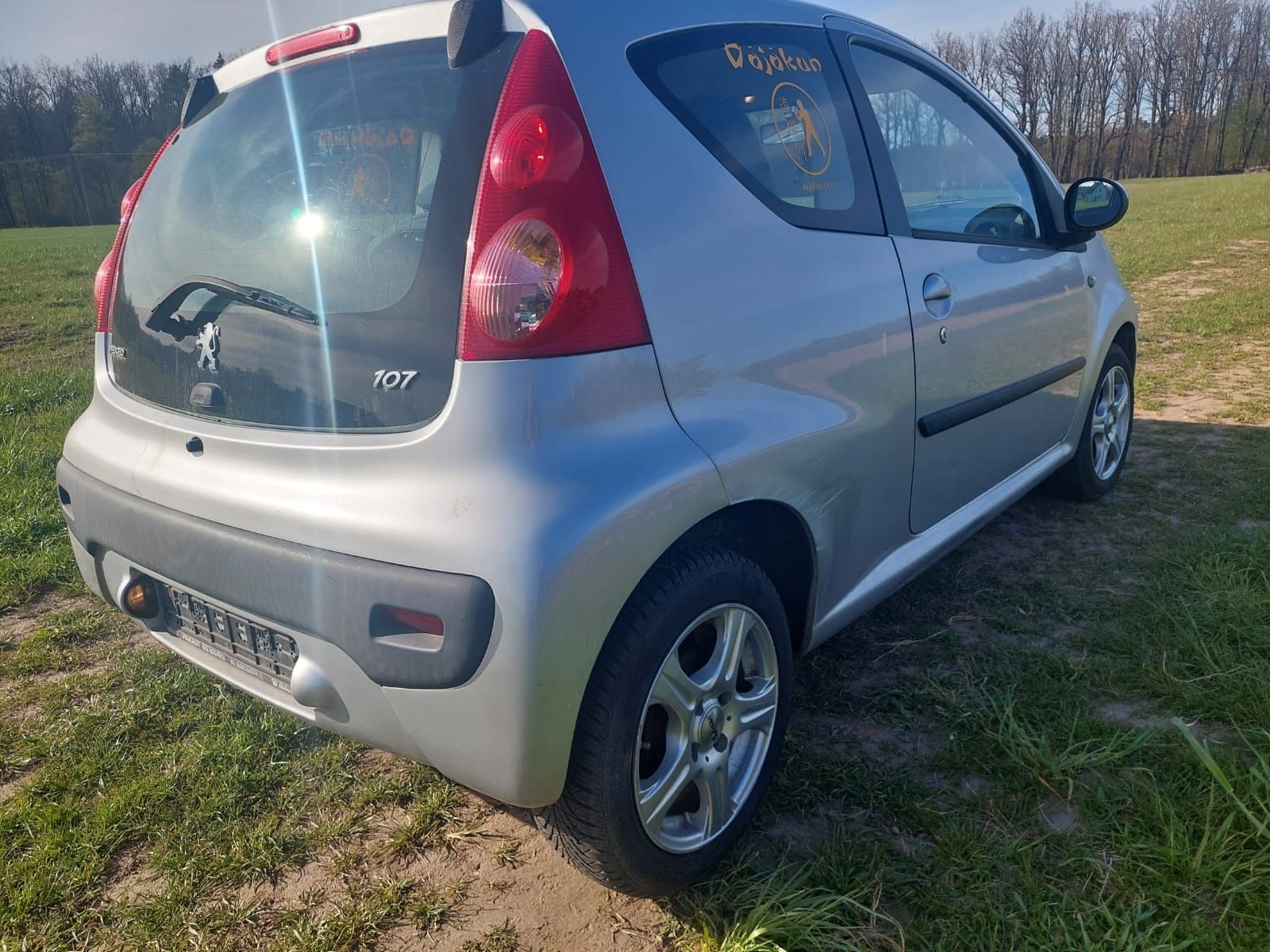 Peugeot  107 benzyna.