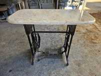 Mesa antiga, pés de maquina de costura e pedra marmore