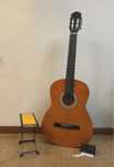 Kit - Guitarra Clássica + apoio de pé + afinador digital e 2 pestanas