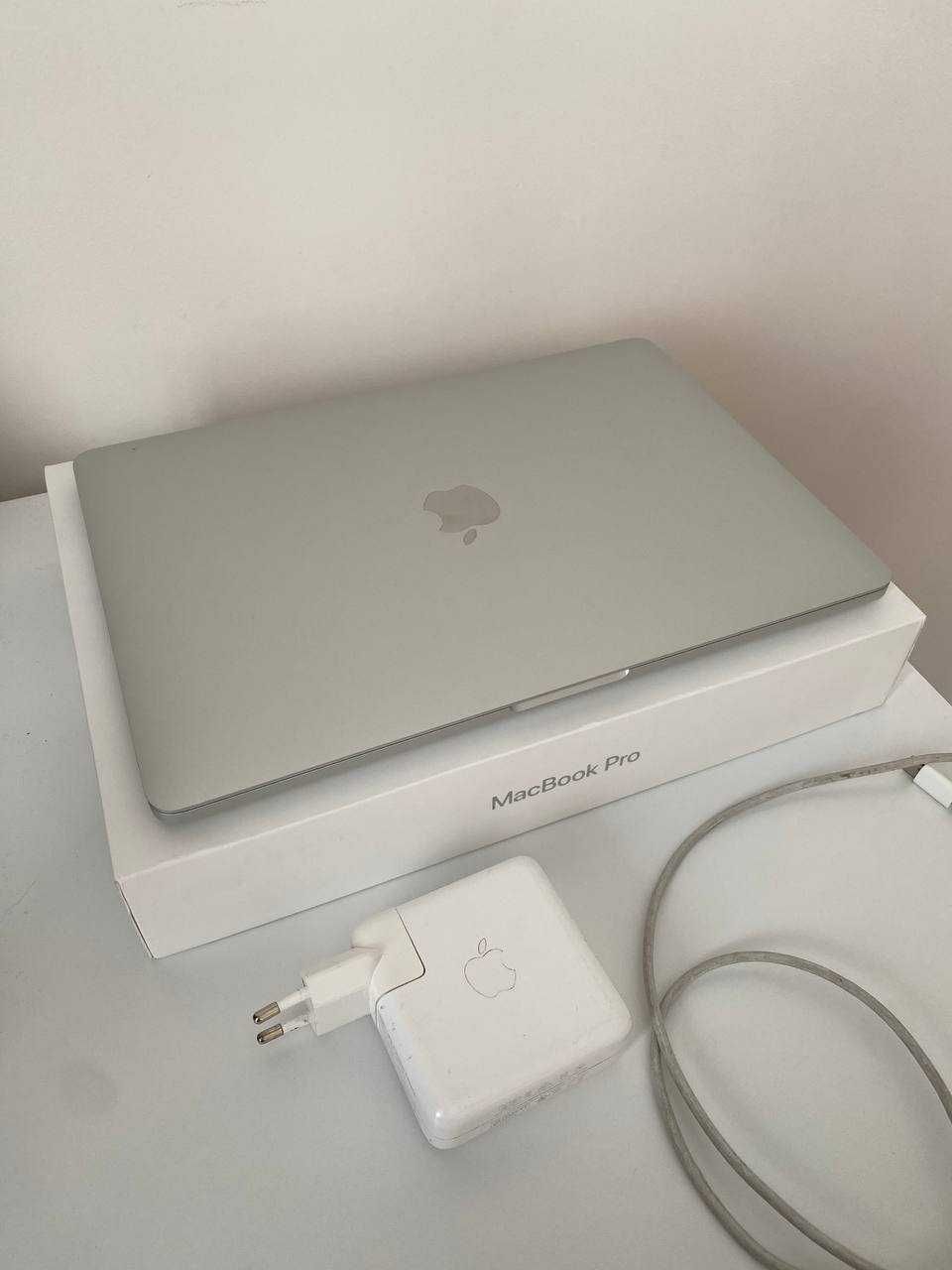 Apple MacBook Pro 13 2017 i5 8Gb 256Gb TouchBar
