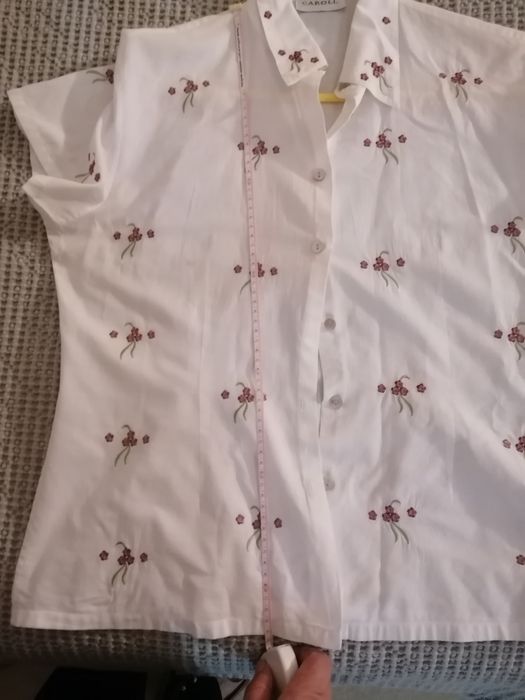 Camisa com flores bordadas