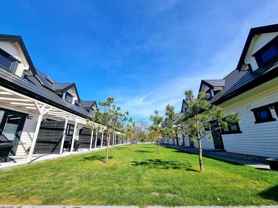 osada jantar domek nad morzem z basenem