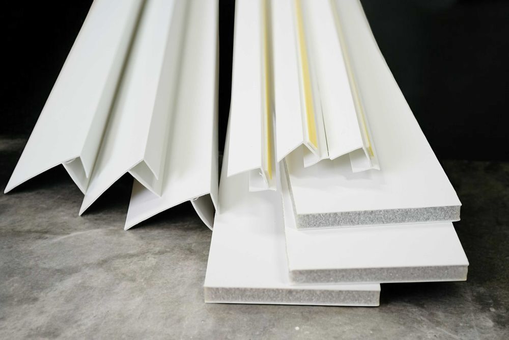 Откосы из двусторонней сэндвич-панели. Готовые пластиковые комплекты