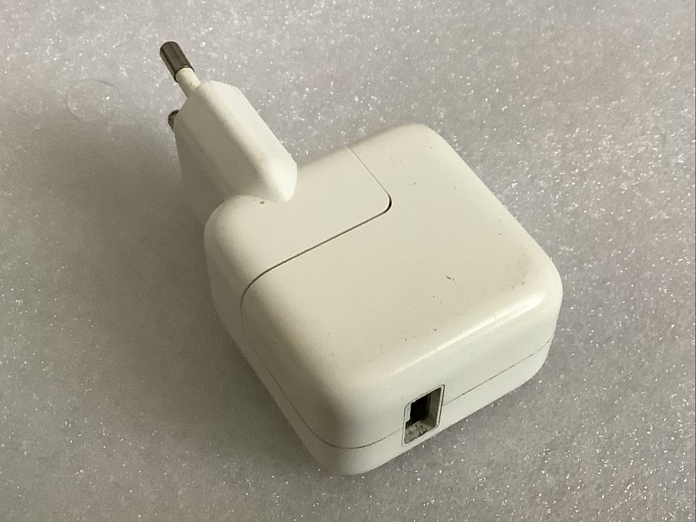 Carregador original Apple modelo A1357  5,1V , 2,1A , 10W .
