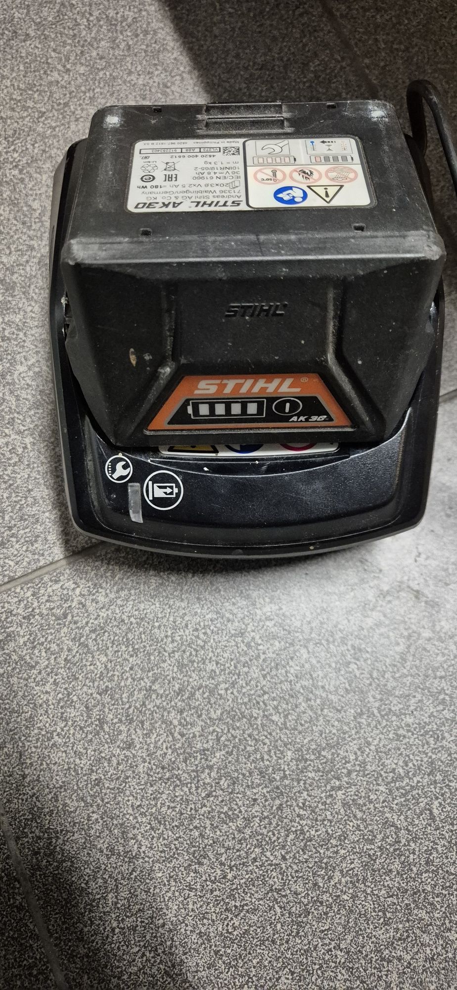 Stihl ładowarka i baterie 30ak i 10 ak