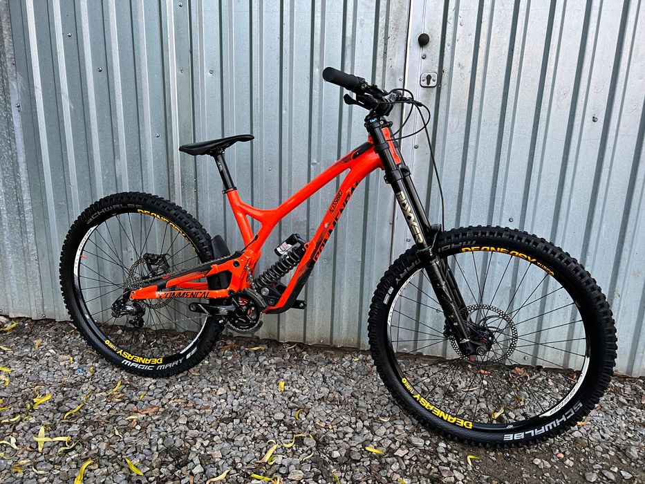 Commencal supreme v4 enduro downhill fr dh freeridegiant demo status